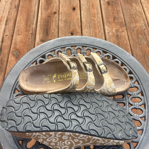 BIRKENSTOCK Papillio 3-Strap Floral Print
Gold & White Leather Sandals Size 6 - Picture 7 of 8